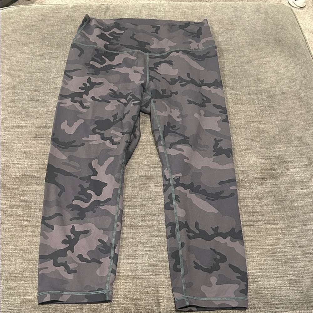 Zyia Capri Camouflage Leggings size 8-10